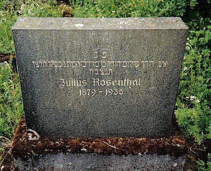 Grabstein für Julius Rosenthal  (1879-1935) mit den segnenden Händen der Kohanim