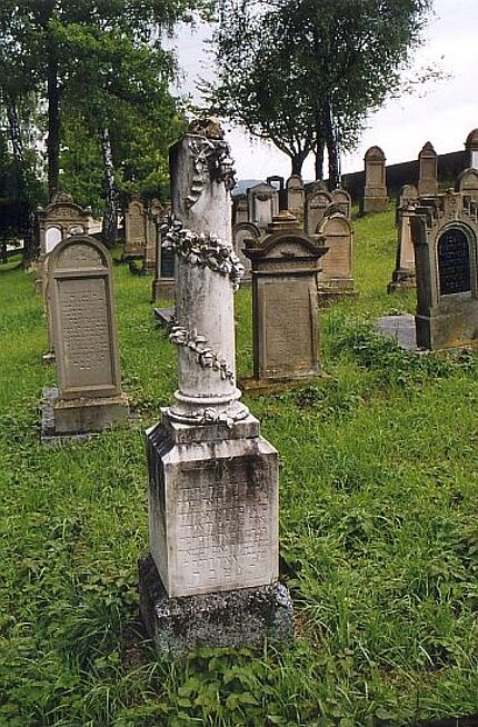 Abgebrochene Säule für einen aus der  Mitte des Lebens gerissenen Menschen