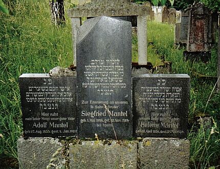 Grabstein den Gefallenen des Ersten Weltkrieges Siegfried Mantel und für seine  Eltern Adolf Mantel und Helene Mantel